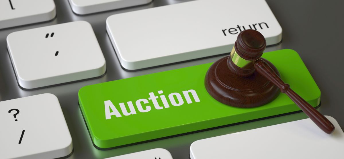 how does the bidding process work in an online auction